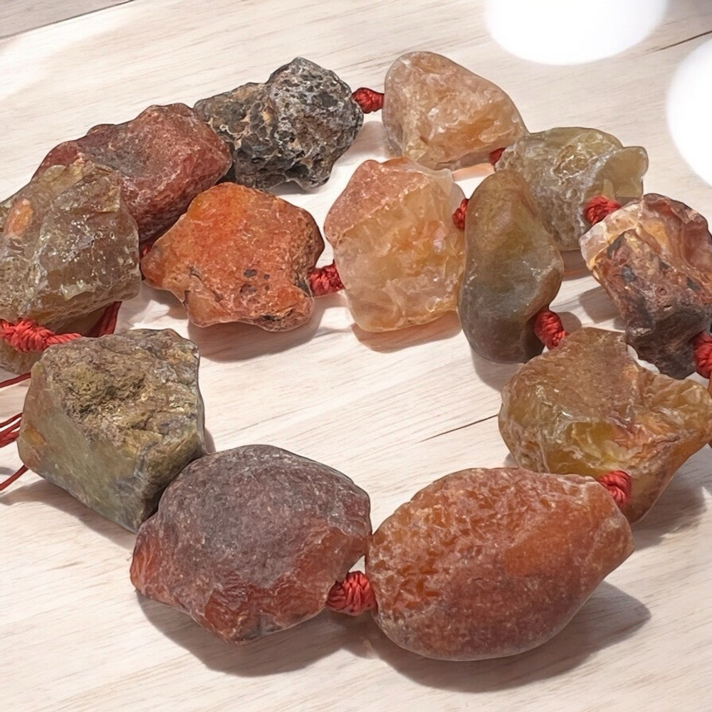 Сердолик, бусины сколы необработанного камня