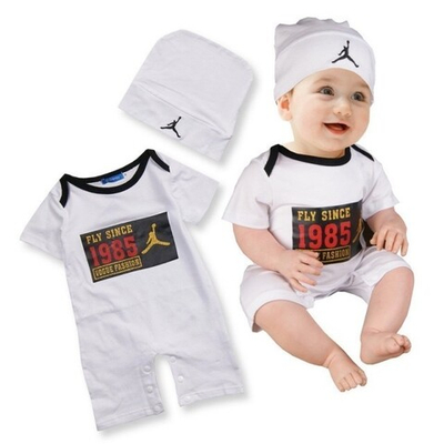 Комплект из комбинезона с аппликацией и шапочки с вышивкой