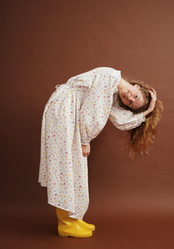 Платье с жабо и длинным рукавом из молочной джинсы в мелкий цветочек