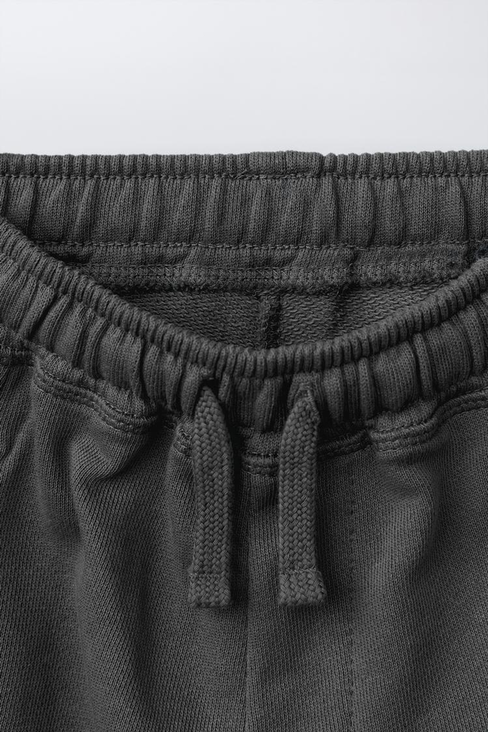 ZARA БРЮКИ BARREL ИЗ МЯГКОЙ ТКАНИ С НАШИВКОЙ, АНТРАЦИТОВО-СЕРЫЙ