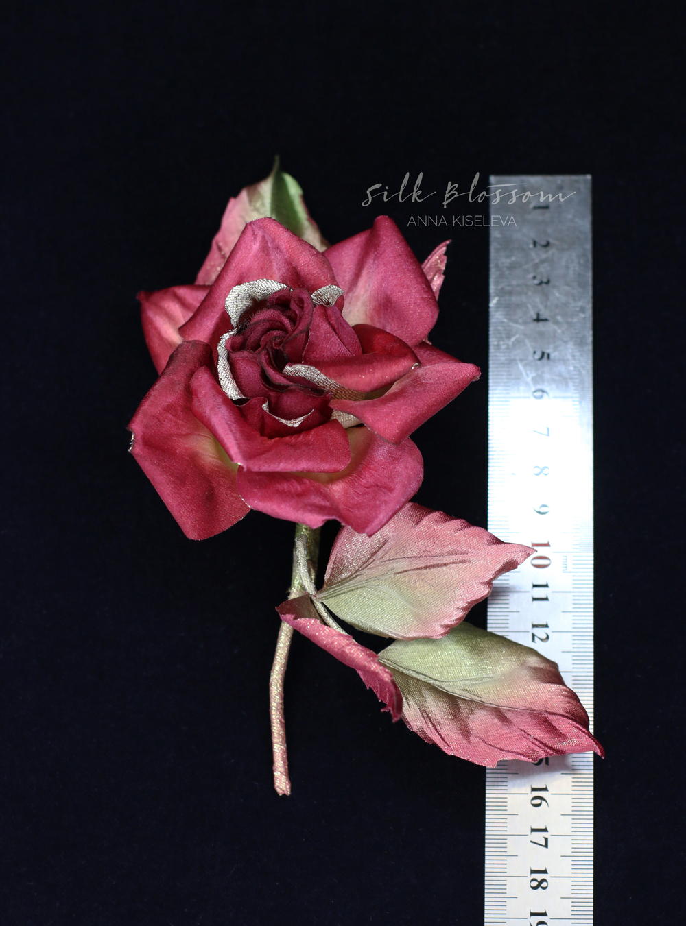 Брошь Бордовая роза из шелка с золотом