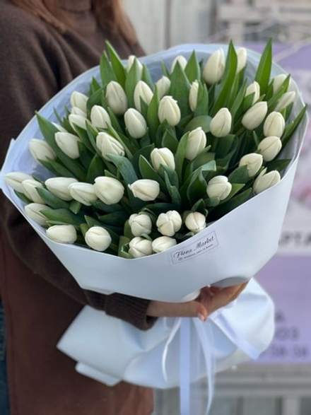 Белые тюльпаны в нежном оформлении от Флора Маркет
