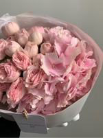Букет гортензия и кустовые пионовидные розы в оформлении