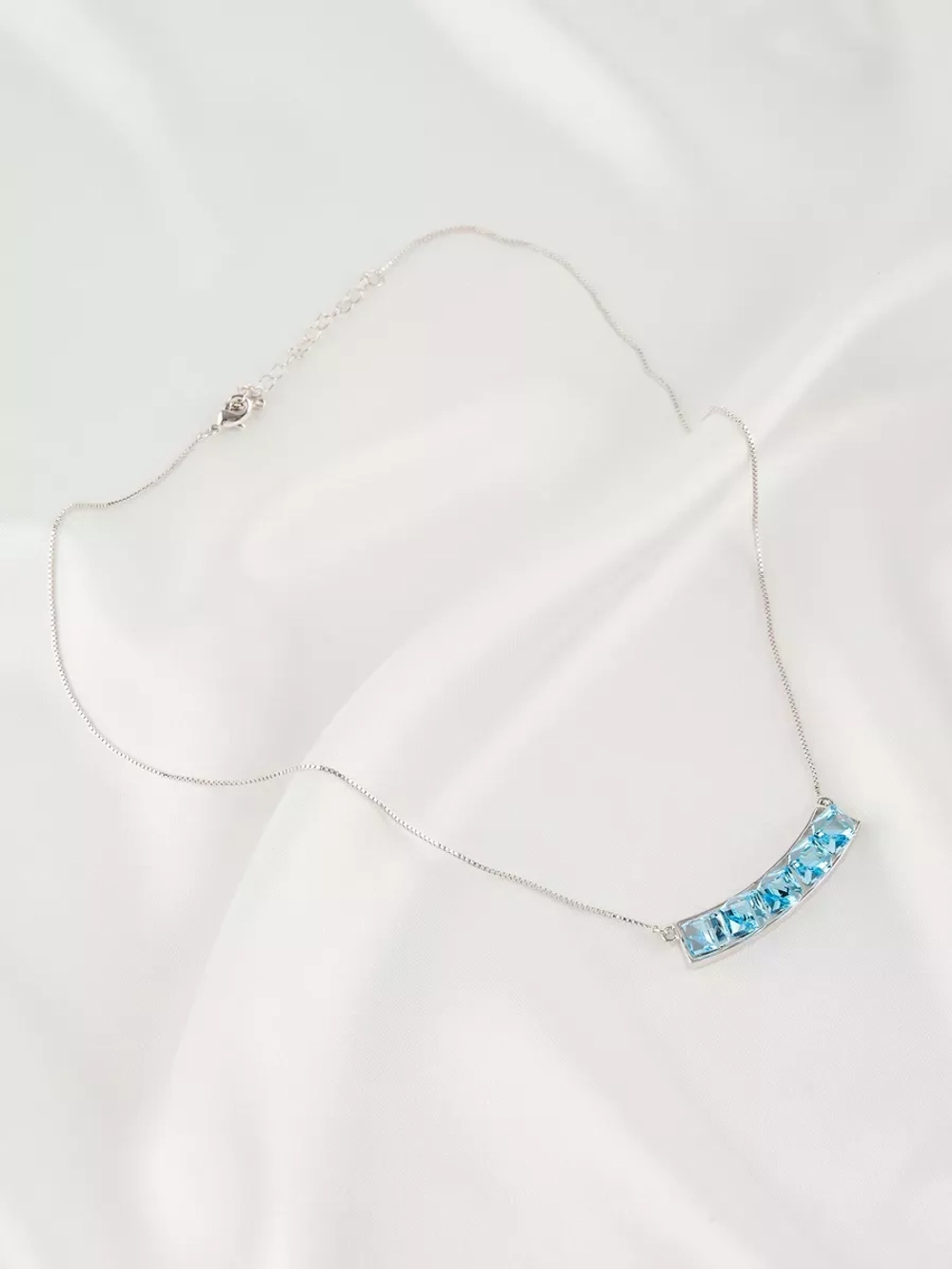 Колье Мираж с дорожкой голубых кубиков Swarovski
