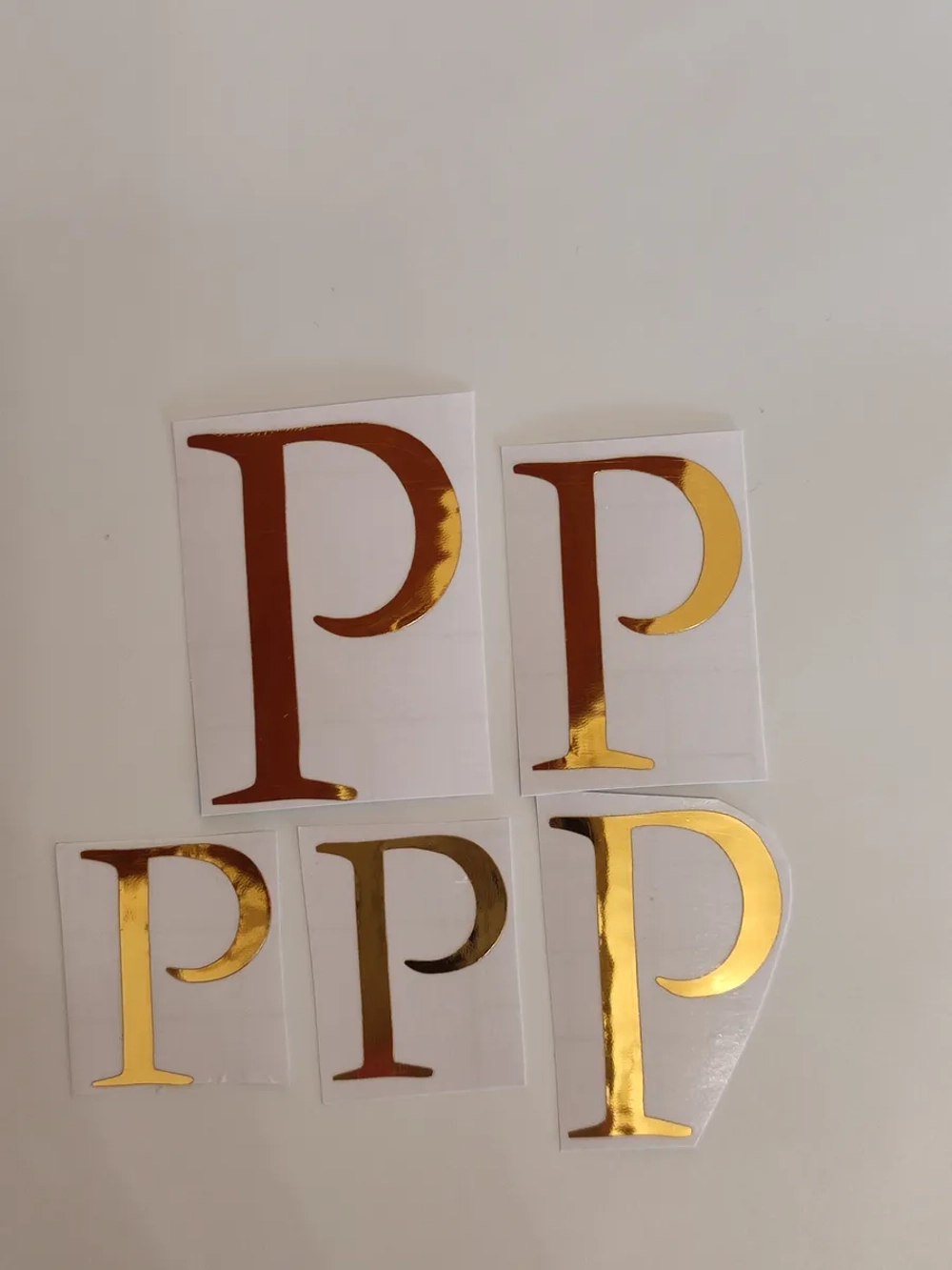 Наклейки свадебные буквы на бутылки и бокалы инициалы "Р"