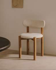 Стул Nebai из белой ткани букле и массива дуба с натуральной отделкой