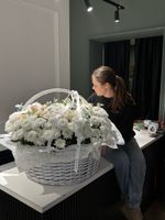 Гранд корзина из кустовых пионовидных роз, хризантемы, эвкалипта и одноголовых роз