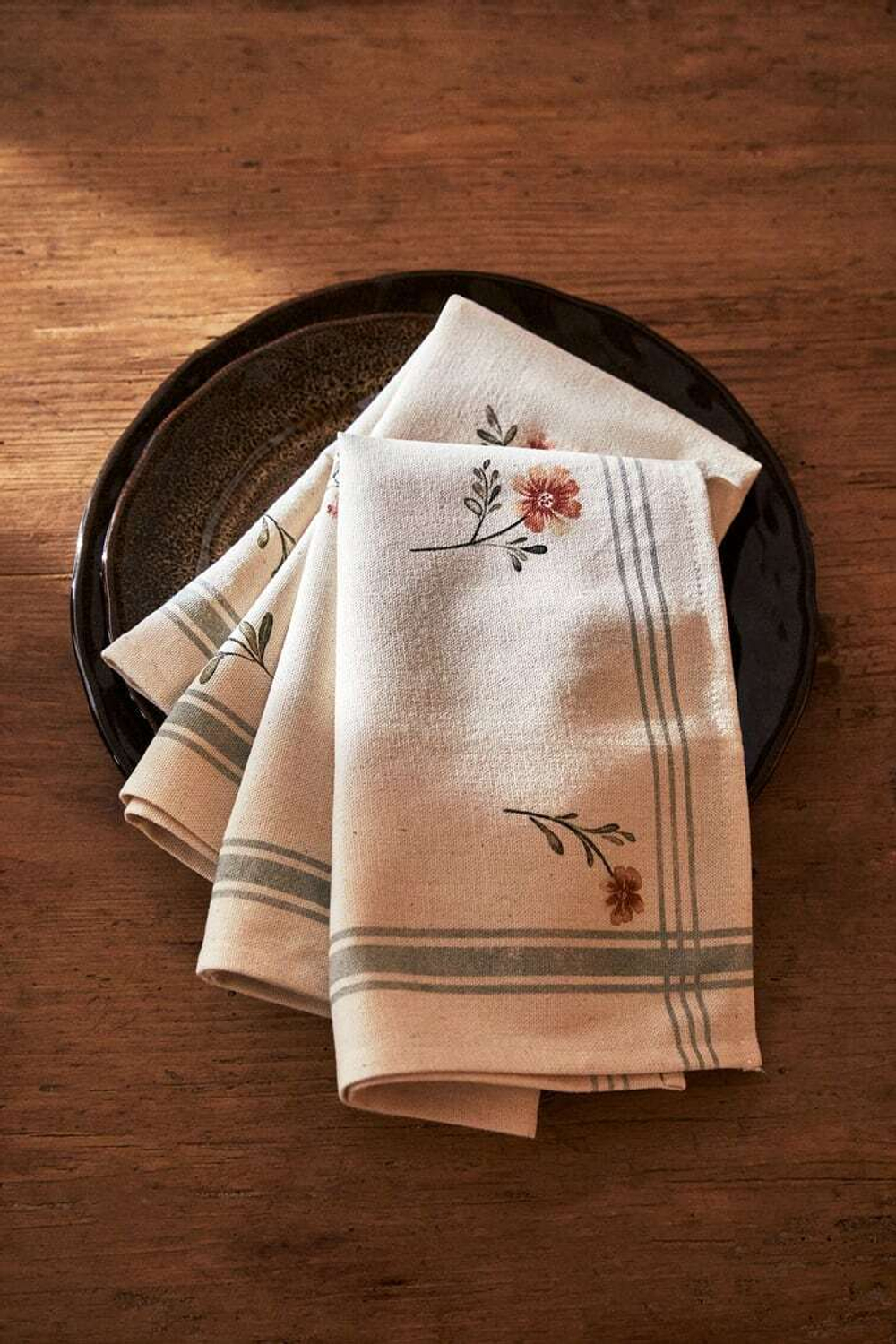 ZARA HOME САЛФЕТКИ В ПОЛОСКУ И ЦВЕТОЧЕК (УПАКОВКА ИЗ 2 ШТУК), ЗЕЛЕНЫЙ