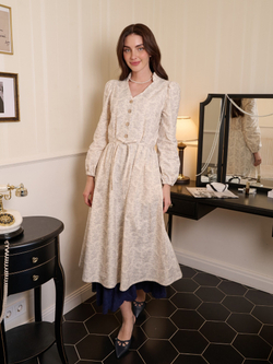 Платье с воротником стойкой