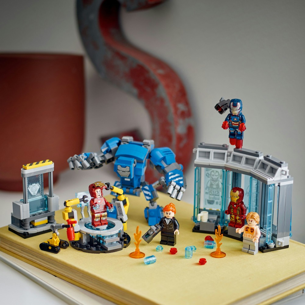 Конструктор LEGO Marvel Super Heroes 76315 Лаборатория Железного человека: Оружейная комната — фото 15