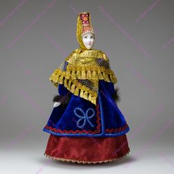 Сувенирная кукла в головном уборе характерном для города Торжка