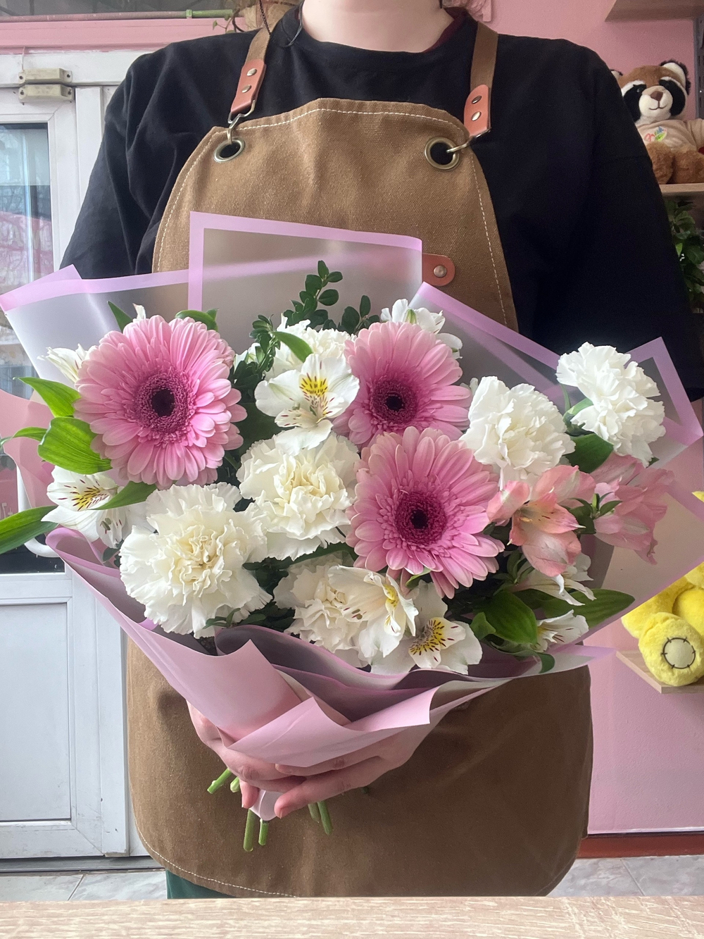 Букет из нежных гербер и альстромерий с диантусами