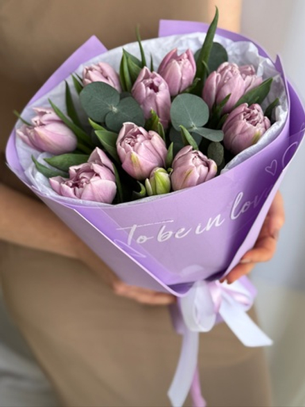 Роскошные пионовидные тюльпаны сиреневого оттенка в авторском оформлении от Флора Маркет