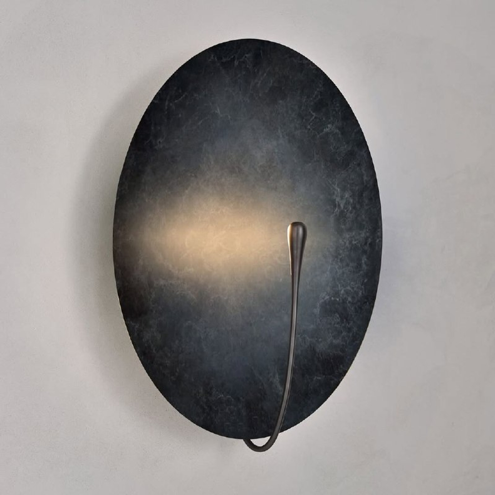 Настенный светильник с эффектом мягкого свечения, создающим ощущение глубины и уюта.