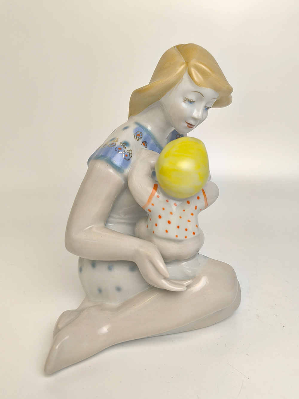 Фарфоровая статуэтка "Материнство" (Полонне ЗХК)