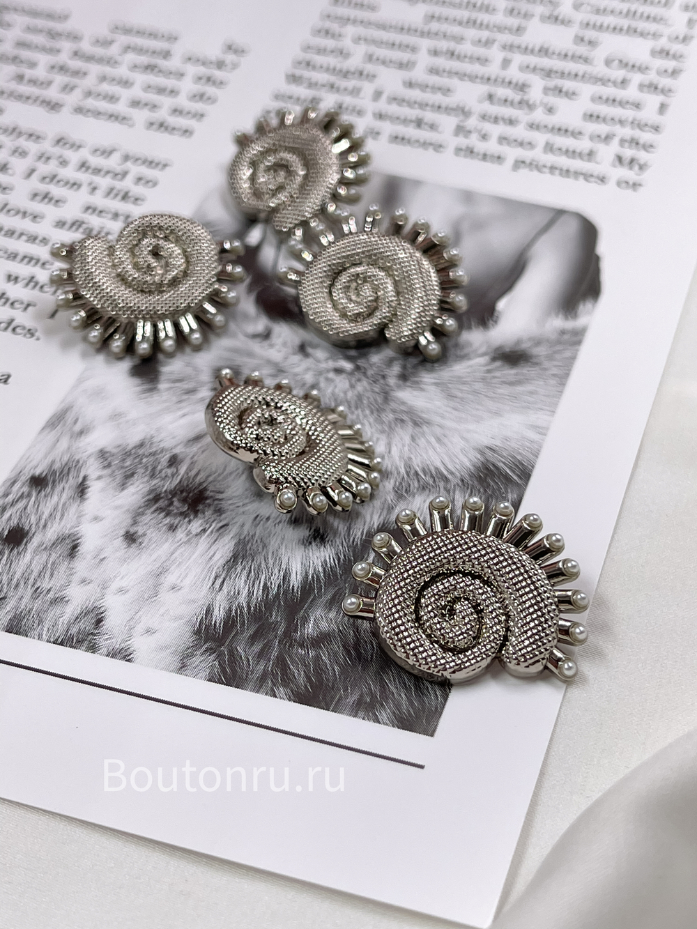 Пуговицы  Скиапар. серебристые рельефные в форме ракушки с жемчугом
