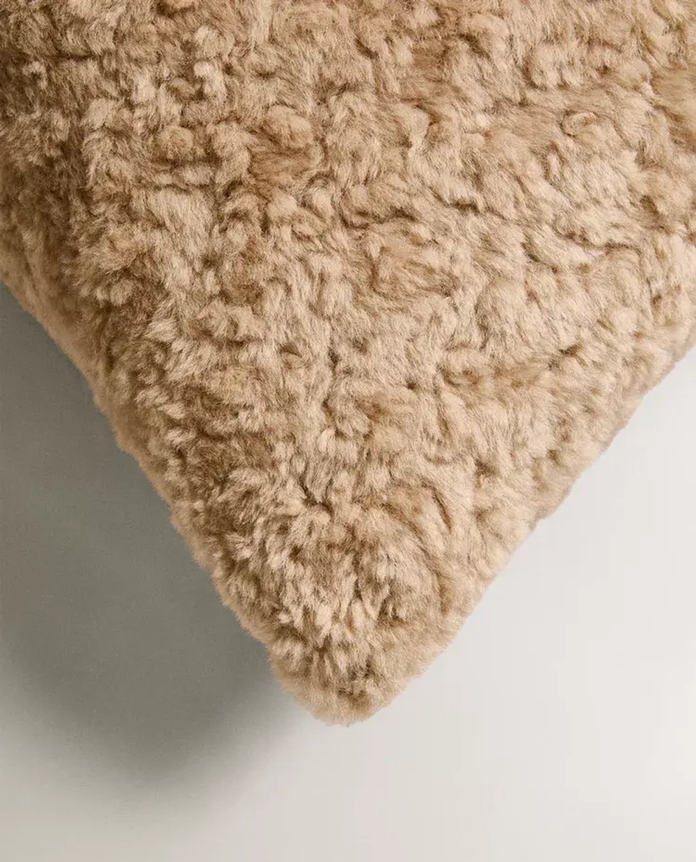 ZARA HOME НАВОЛОЧКА ДЛЯ ДЕКОРАТИВНОЙ ПОДУШКИ ИЗ ИСКУССТВЕННОЙ ШЕРСТИ, ПЕСОЧНЫЙ