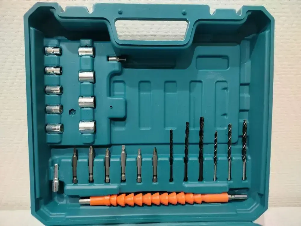 Аккумуляторная дрель-шуруповерт Макита с набором