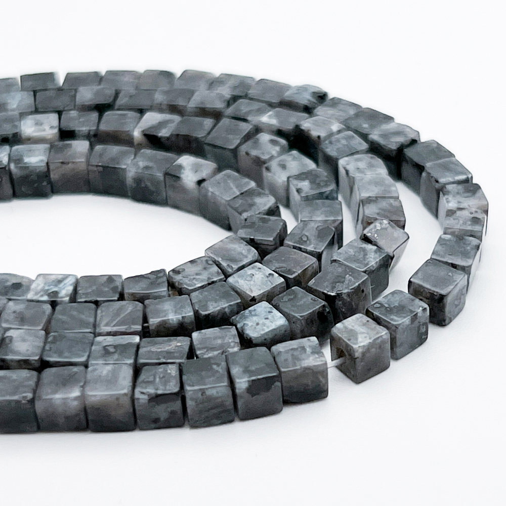 Ларвикит бусины, куб, размер около 4 мм, цена за 45-46 шт (1/2 нити)