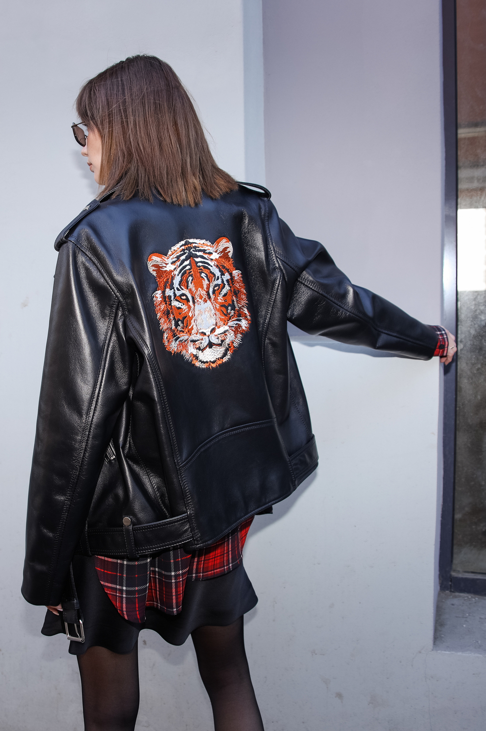 Косуха medium черная с вышивкой тигр