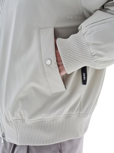 Серый утепленный бомбер с декоративными швами