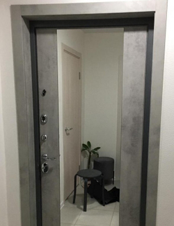 Входная дверь в квартиру Лекс Гранд черный кварц /  Большое зеркало № 102 бетон светлый