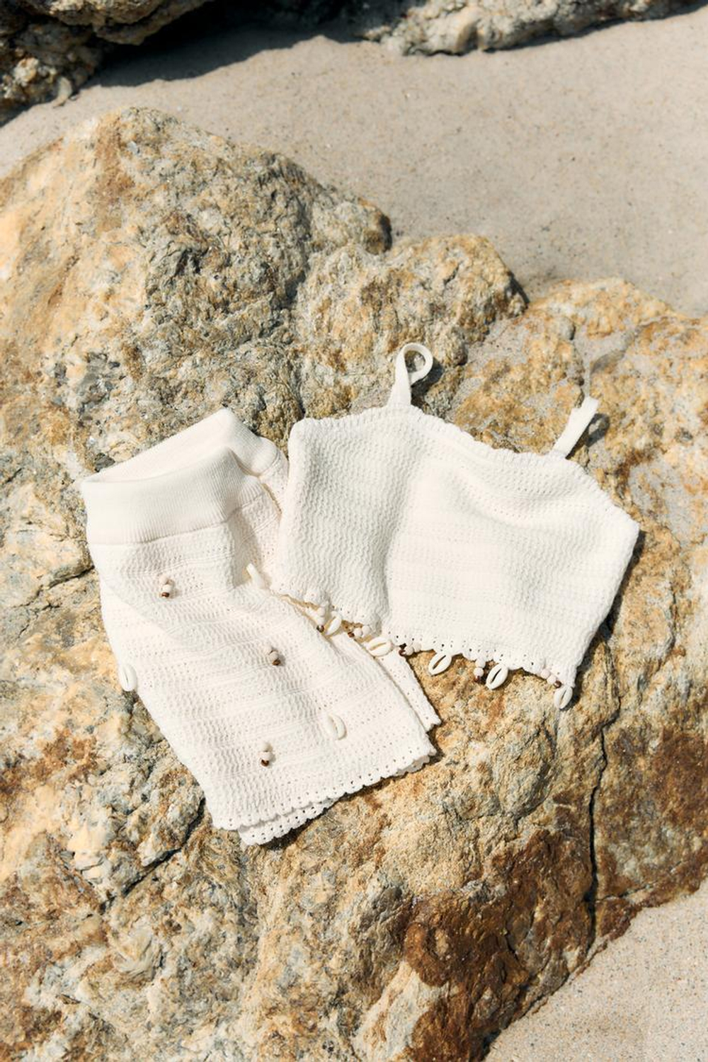 ZARA ТРИКОТАЖНЫЙ КОМПЛЕКТ ИЗ ТОПА И ЮБКИ С РАКУШКАМИ, ЭКРЮ