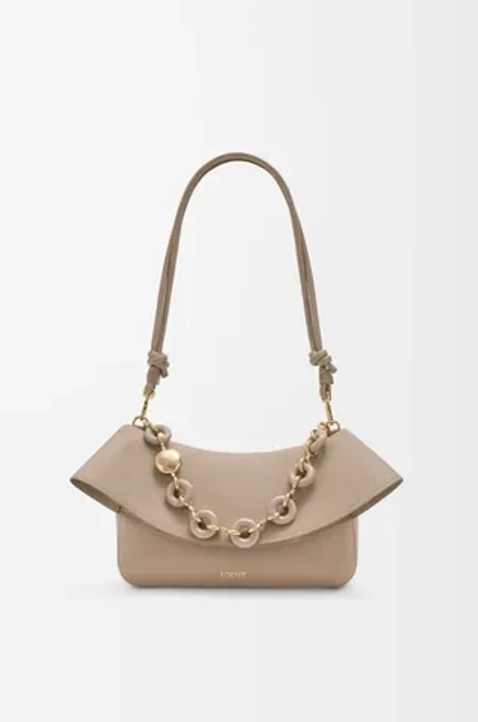 Loewe Средняя сумка Ola из гладкой телячьей кожи, песочный