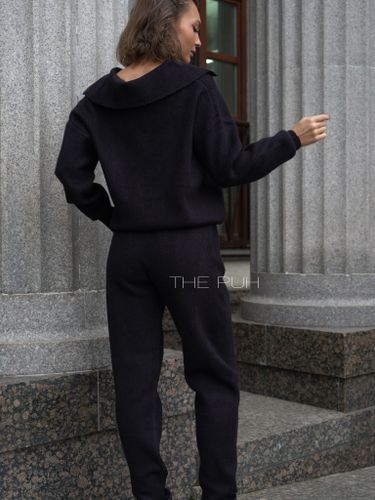 Черный трикотажный костюм с воротником-поло