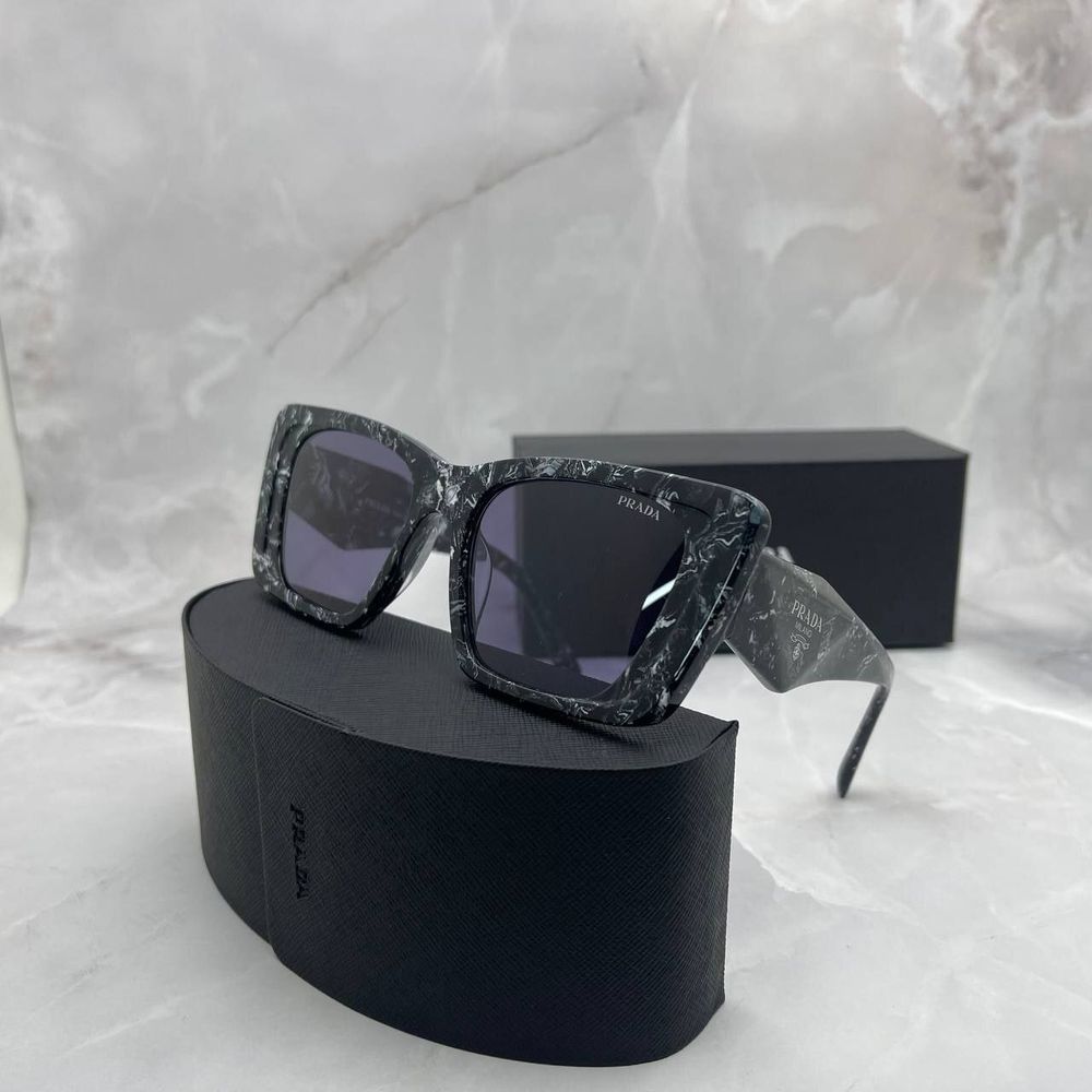 Солнцезащитные очки Prada