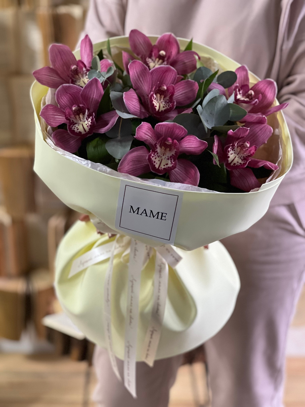 Орхидея Цимбидиум и эвкалипт в нежном воздушном оформлении