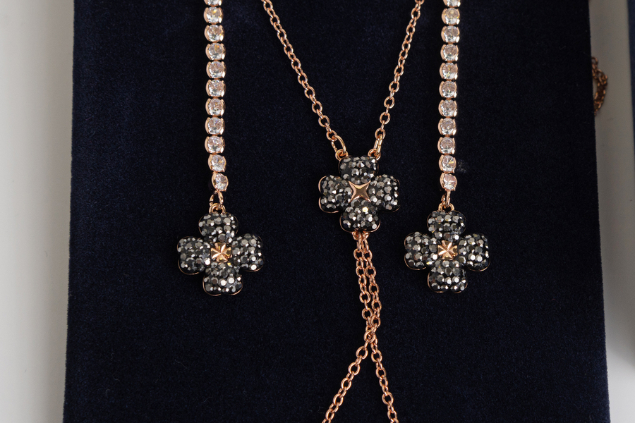 Комплект Swarovski из серег-пусетов с подвесками и колье