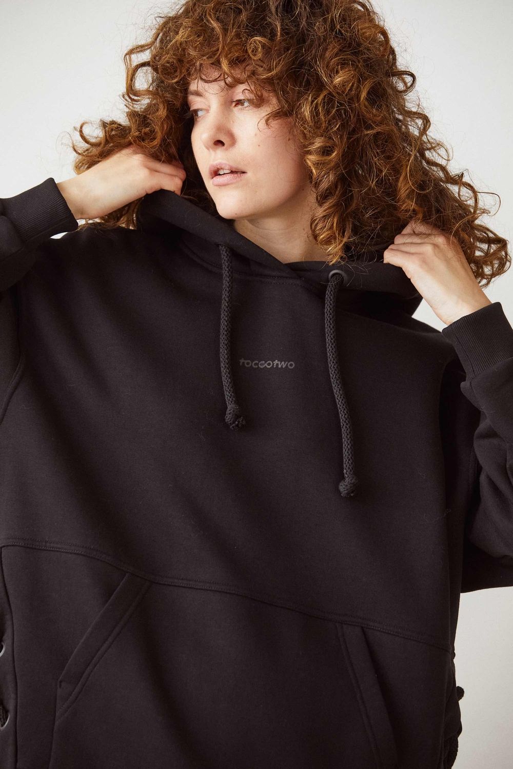 Худи Toccotwo с  черными люверсами Женский Черный