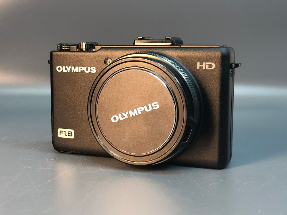 Olympus XZ-1 не закрывается крышка АКБ, работает даже с открытой крышкой