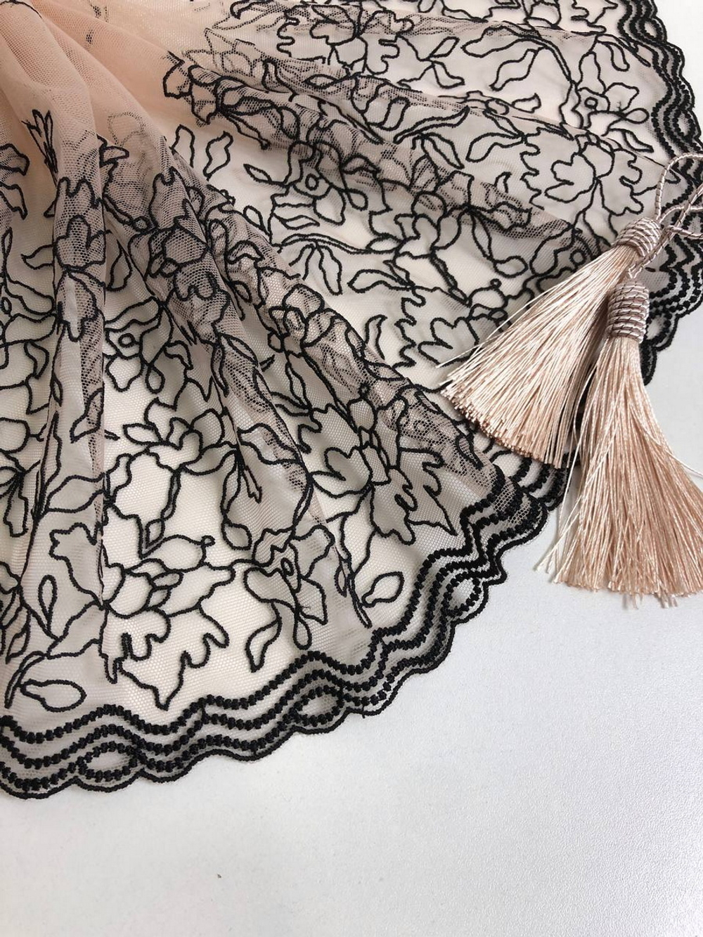 Тесьма сетка с вышивкой, беж/черный, 23см