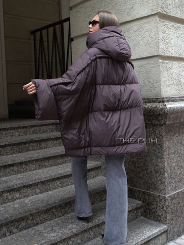 Объемный коричневый пуховик-накидка