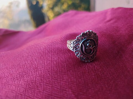 Кольцо с ОМ серебро, размер 17-17,5