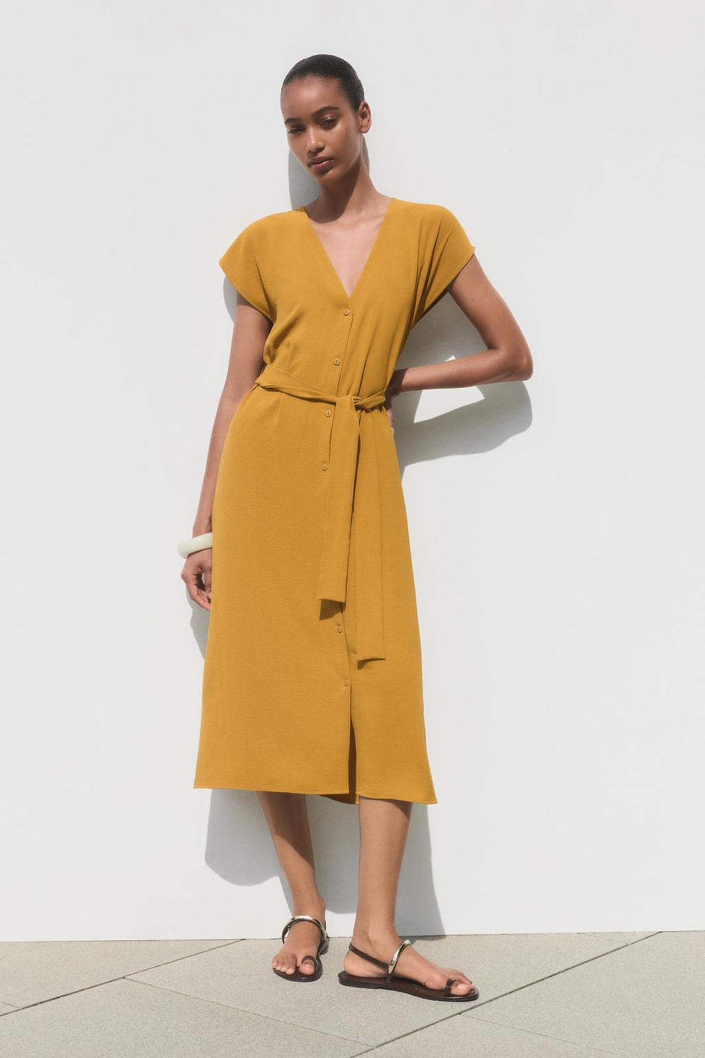 ZARA СТРУЯЩЕЕСЯ ПЛАТЬЕ С ПОЯСОМ, ОЛИВКОВЫЙ