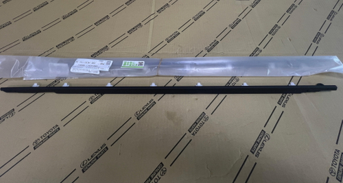 Молдинг передний правый LC80 Toyota 7571060021