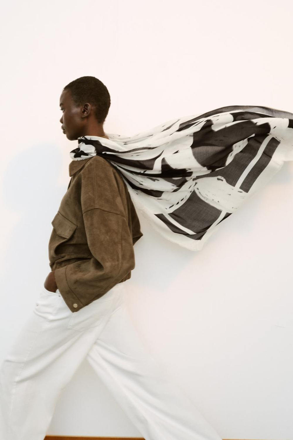 ZARA ШАРФ ИЗ МОДАЛА С ЦВЕТОЧНЫМ ПРИНТОМ, ЧЕРНЫЙ