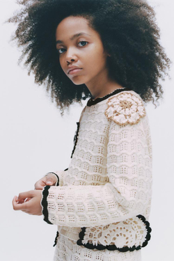 ZARA СВИТЕР ИЗ КРУЖЕВА КРОШЕ С ЦВЕТОЧНЫМ УЗОРОМ, ЭКРЮ