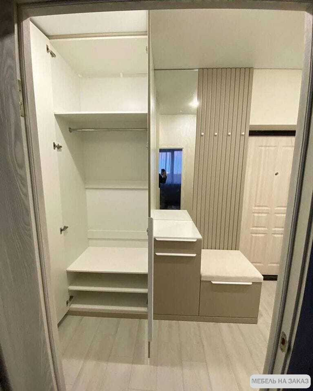 Шкафы в прихожую с зеркалом и тумбой