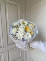 Авторский букет из хризантемы, ромашки, герберы и кустовой пионовидной розы