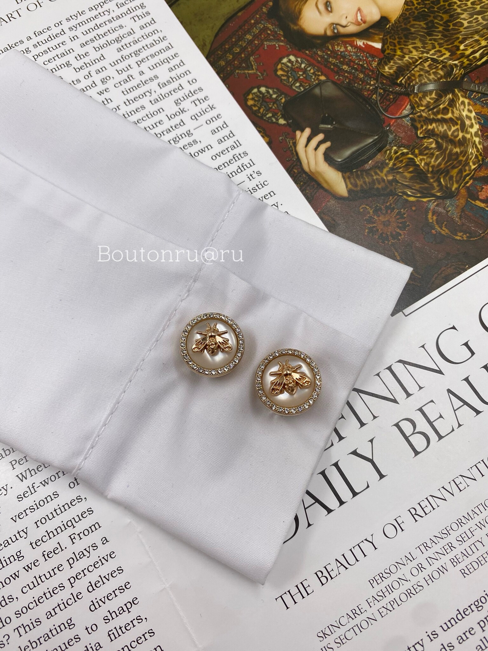 Накладка на пуговицу Гучч. Пчела белая