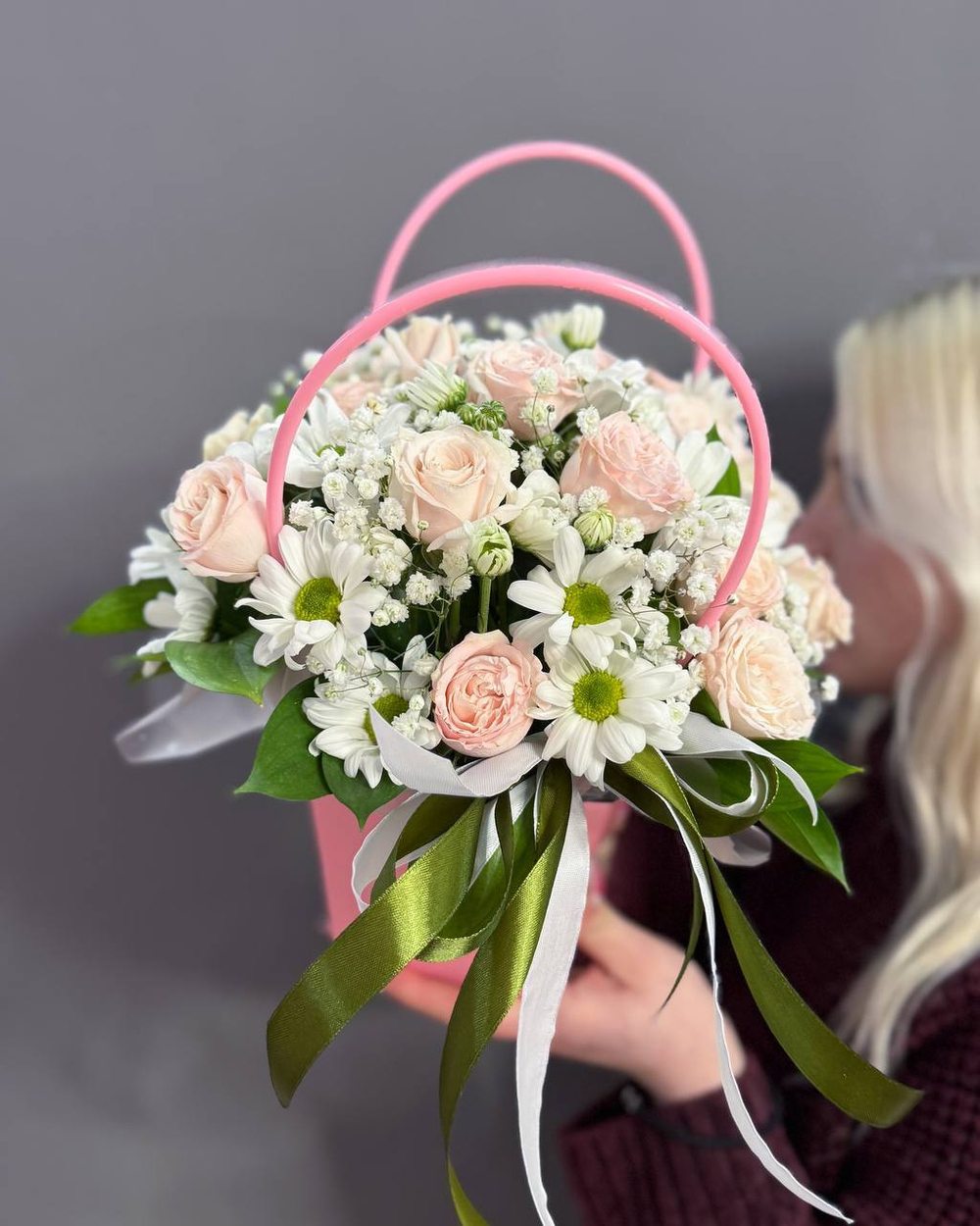 Сумочка с кустовыми пионовидными розами и хризантемами