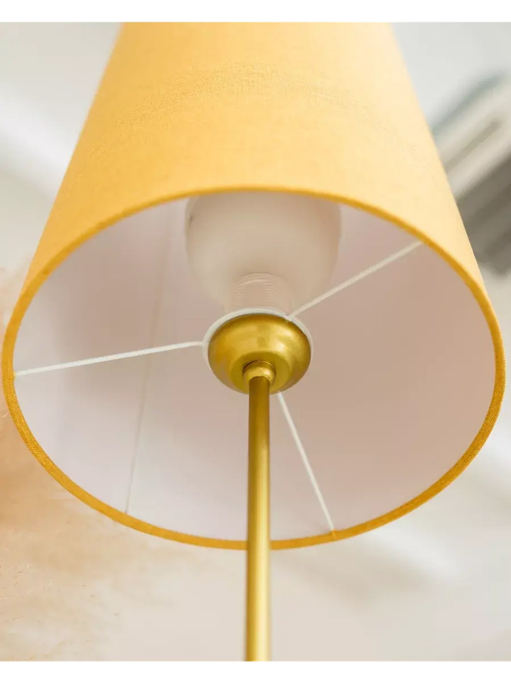 Торшер напольный с абажуром в гостиную современный