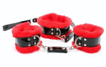Черно-красные меховые наручники и ошейник с поводком (Цвет: черный с красным)