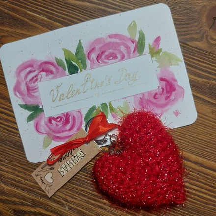 Вязаный брелок "Сердце" с акварельной открыткой