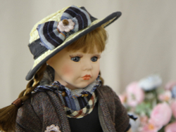 Кукла фарфоровая 12' на подставке