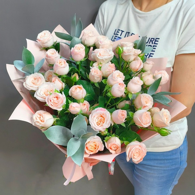 Букет из кустовых пионовидных роз сорта "Bombastic"